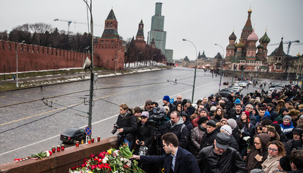 Москвичи несут цветы на место убийства Бориса Немцова 