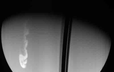 Зонд сфотографировал «сигаретный дым» на Сатурне