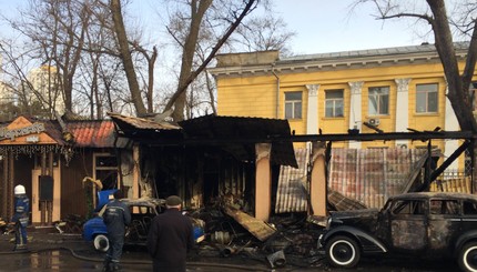 В Одессе сгорело кафе с ретро-машинами