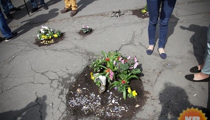 В Киеве ямы на дорогах засадили цветами