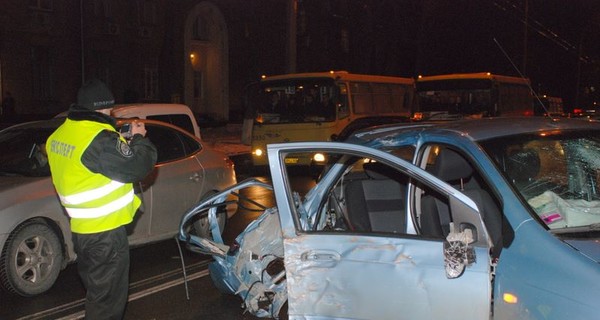 Жуткое ДТП в Киеве: из разбившейся машины люди вылетели под колеса встречного авто