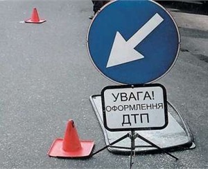 В Крыму киевлянка за рулем иномарки снесла ограду вдоль дороги 