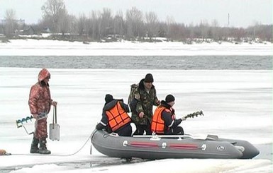 Рыболов проплыл на льдине 4 километра