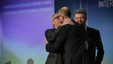 Яценюк и Юнкер освятили конференцию доноров в поддержку Украины поцелуем 