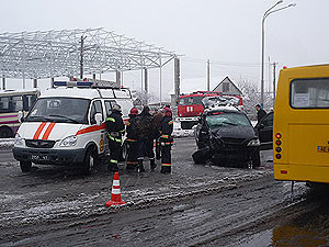 В Днепропетровской области джип врезался в автобус с пассажирами