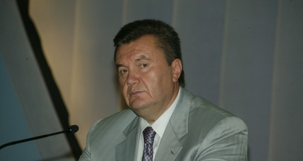 Янукович показал Могилеву «желтую карточку» и грозит красной