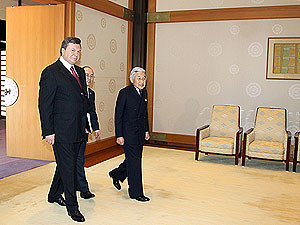 Виктор Янукович пообщался с потомком японской богини