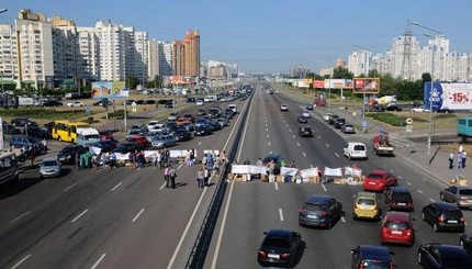 В Киеве перекрыли проспект Бажана  из-за сноса киосков.