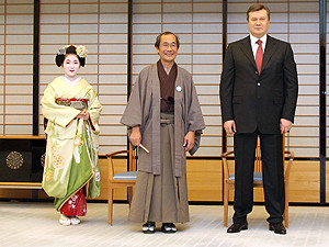 Янукович в Японии: $100 миллионов и прием у императора