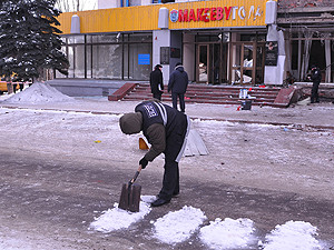 В поисках взрывчатки в Макеевке даже снег просеяли 