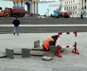 На Майдане меняют плитку, пострадавшую от Налогового кодекса   