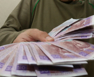 Каждый четвертый украинец крайне недоволен своими доходами