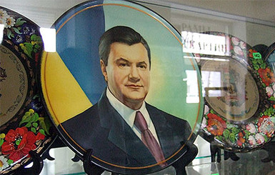 Януковича увековечили на тарелке с золотой каемочкой
