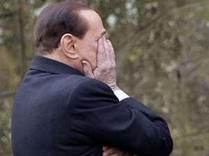Появились фото голого Берлускони в компании голых женщин