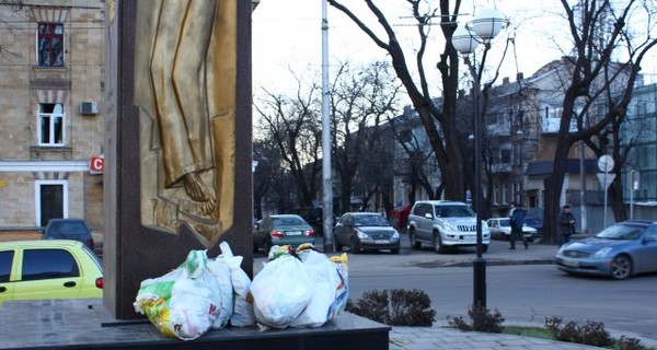 В Одессе памятник жертвам Голодомора обложили пакетами с мусором