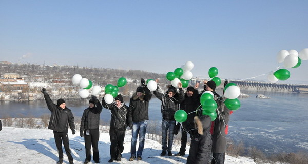 Запорожские дети запустили в небо десятки шаров