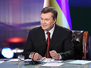 Общение Виктора Януковича с народом: 4 часа прямого эфира, 39 вопросов и одна песня