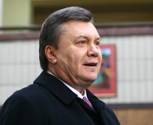 Януковичу сделали операцию на правом колене 