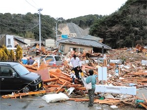 В Японии снова взрывается АЭС, а тела погибших от цунами застелили берега островов