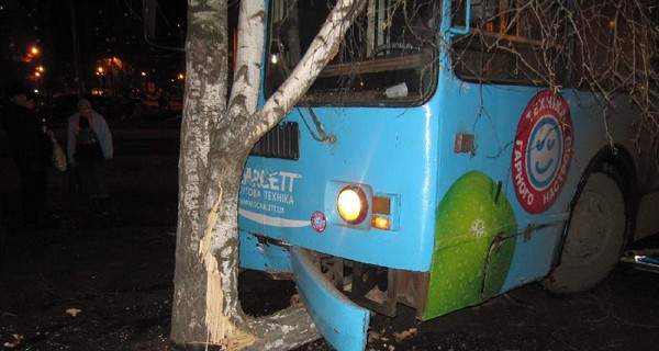 В Харькове мужик решил угнать троллейбус, но доехал до первого дерева