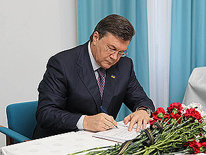 Янукович посетил японское посольство