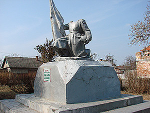 На Львовщине вандалы изуродовали два памятника: Воину-освободителю и жертвам Холокоста