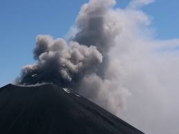 На Камчатке проснулся вулкан: для авиации объявили повышенный уровень опасности