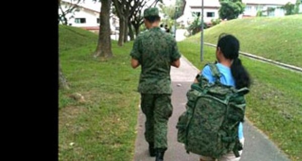 В армии Сингапура скандал: за солдатов тяжелые рюкзаки носят служанки