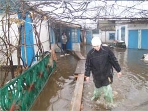 Наводнение в Донецкой области: талые воды прорвали дамбу 