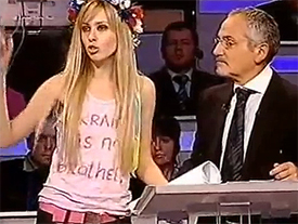 Александра Шевченко, активистка женского движения FEMEN, несанкционированно проникла в студию Савика Шустера во время прямого эф