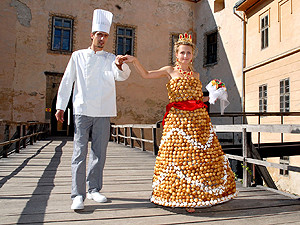 Закарпатский кондитер сшил подвенечное платье из булочек с кремом