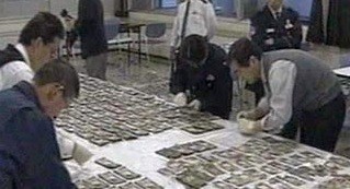 После цунами к берегам Японии волны гонят сумки и сейфы с деньгами