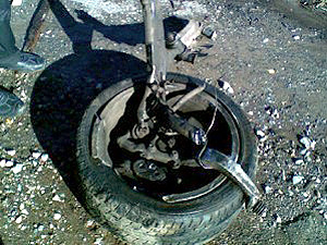 На Академгородке у автомобиля оторвалось колесо и разбило череп прохожему