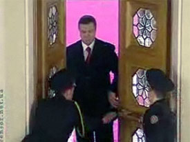 Януковича чуть не ударило дверью