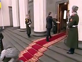 Януковича чуть не стукнули двери Верховной Рады  