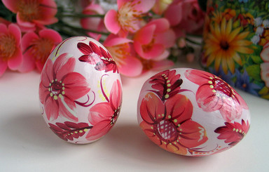 Львовские депутаты учатся красить яйца
