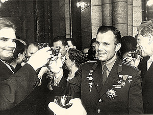 В первый раз за границу с семьей Гагарин прилетел в Венгрию