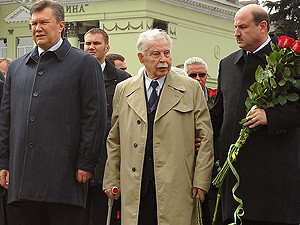 Янукович в Енакиево: Помолился в церкви, побывал на могиле матери и посадил рябину