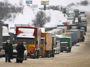 Десятки автомобилей застряли на российско-грузинской границе из-за снегопада