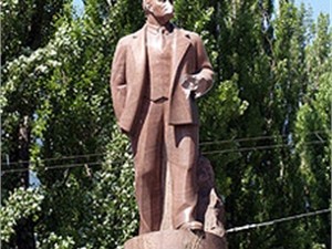В Полтавской области четырехметрового Ленина уложили 