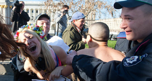 Сотрудники милиции травмировали активистку FEMEN 