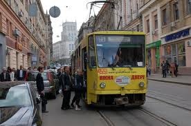 В Киеве машина сбила девушку прямиком на трамвайной остановке