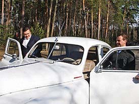 Медведев прокатил с ветерком Януковича по своим владениям на «Победе»