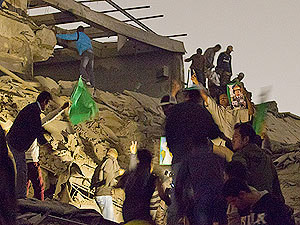 Три человека погибли в результате бомбардировки резиденции Каддафи