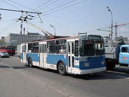 В Киеве на полтора часа три тысячи человек остались без транспорта: водитель загородил дорогу троллейбусам 