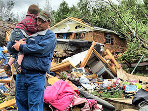 Жертвами торнадо в США стали более 340 человек