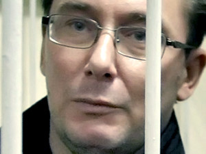 Адвокат Луценко: экс-министра кормят принудительно