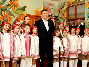 Януковичу и детям ливень сорвал футбол