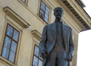 Чехи подпишут памятник президенту, чтобы туристы из экс-СССР не путали его с Лениным и не целовали ноги