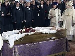 Виктора Черномырдина похоронили на Новодевичьем кладбище в Москве
